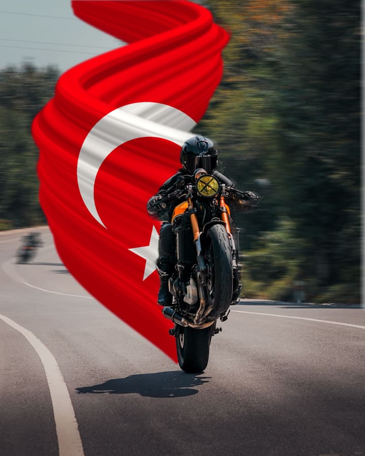 hız efekti (motion blur) verilmiş fotoğraf — Motion Blur ile yapıldı, otto96: Tek teker ve dalgalanan bayrak: hız bulanıklığı ile dinamik kare.