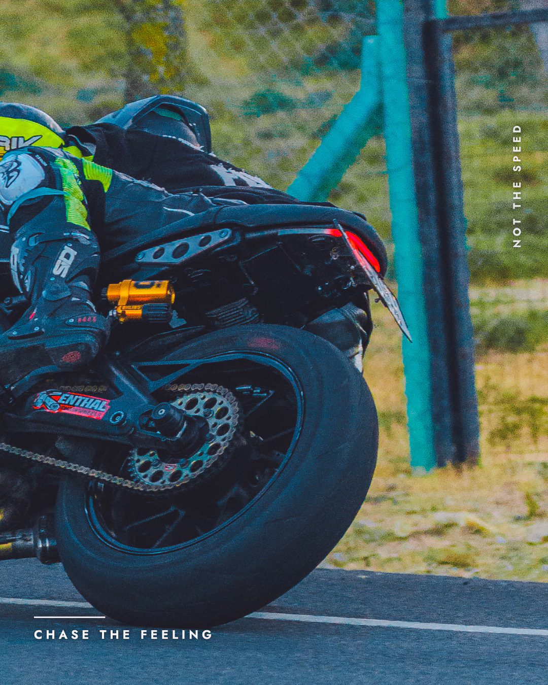 Instagram carousel için kesintisiz bölünmüş fotoğraf — Image Splitter ile yapıldı, otto96: "Built for the ride" — pist kenarında Yamaha, ikiye bölünmüş poster. Kaydırmalı Instagram postu. — 2. kare