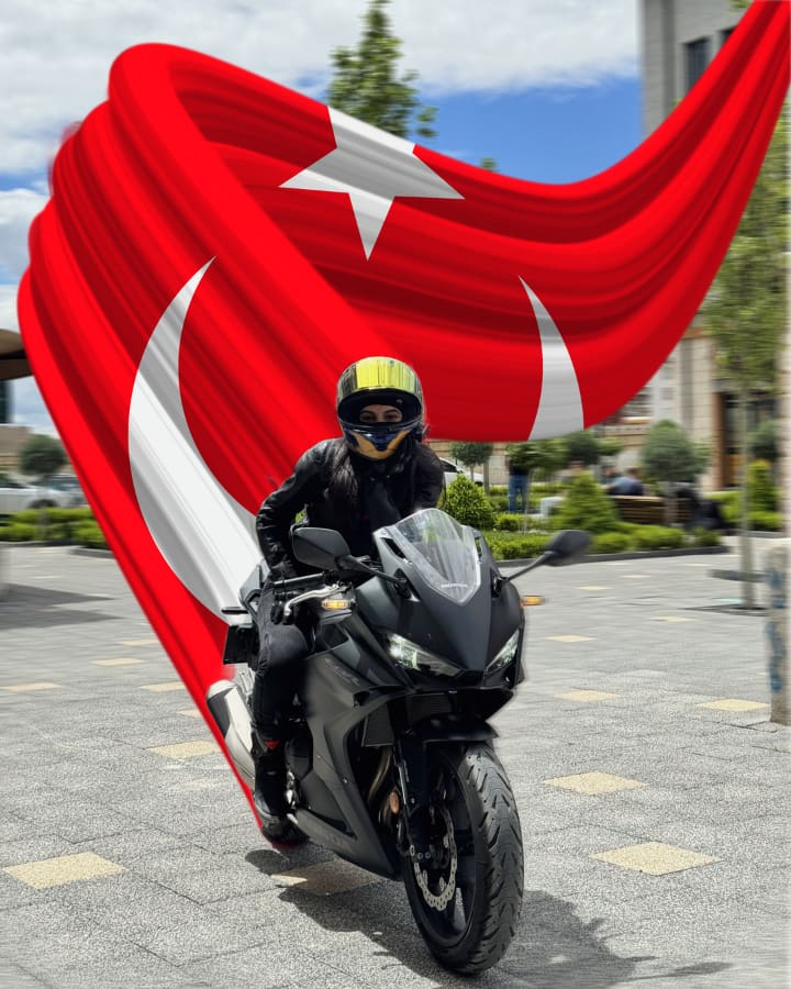 hız efekti (motion blur) verilmiş fotoğraf — Motion Blur ile yapıldı, otto96: Spor motosiklet ve kırmızı-beyaz kurdele: duran fotoğrafa hareket kat.